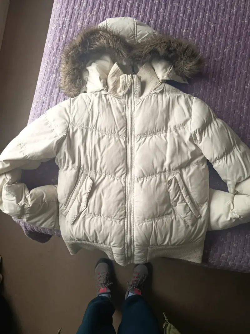 Parka blanca con capucha