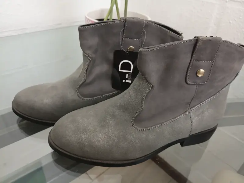 Botines grises de gamuza