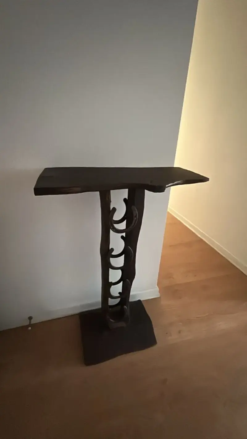 Mesa arrimo de madera rústico y porta botellas - 1