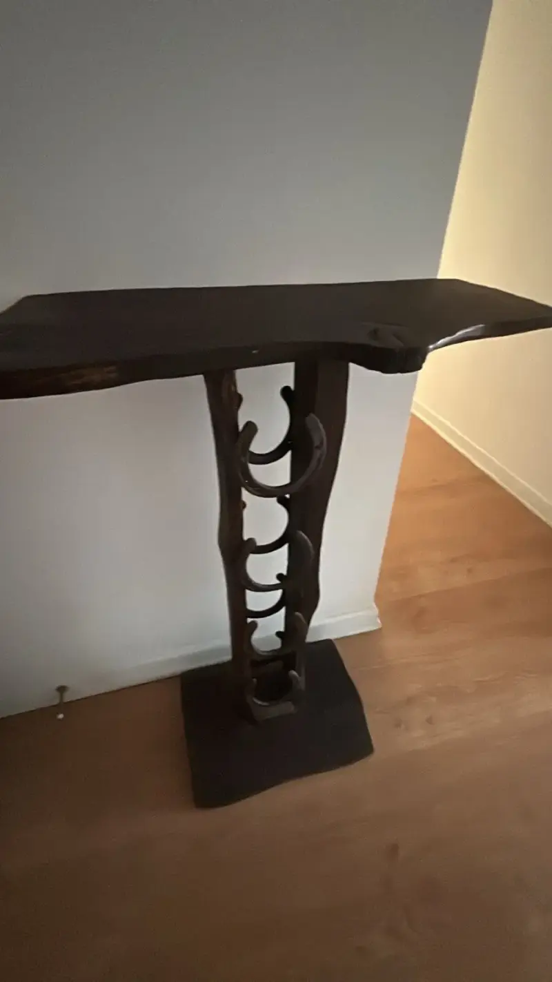 Mesa arrimo de madera rústico y porta botellas - 2