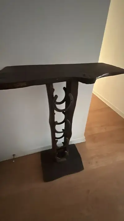 Mesa arrimo  de madera rústico y porta botellas - miniatura 2
