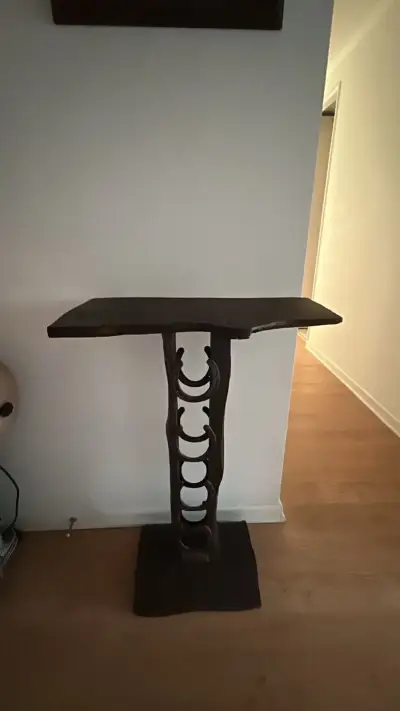 Mesa arrimo  de madera rústico y porta botellas - miniatura 3