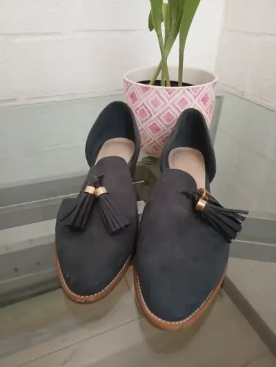Zapatos negros con flecos - miniatura 3
