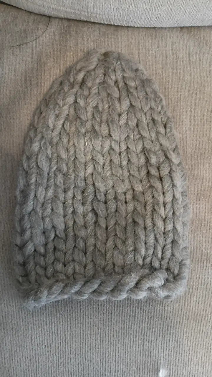 Gorro tejido gris invierno