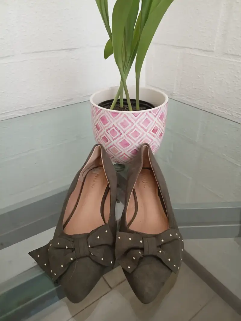 Zapatos planos con lazo gris