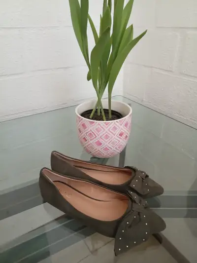 Zapatos planos con lazo gris - miniatura 2