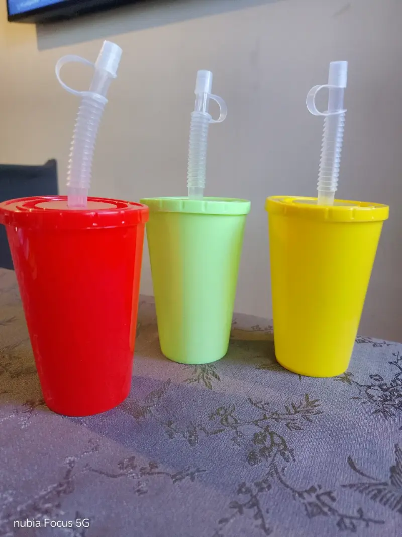 Vasos de plástico con tapa y bombilla