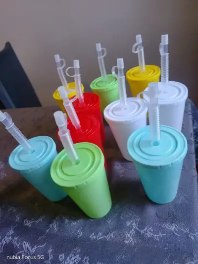Vasos de plástico con tapa y bombilla - miniatura 2
