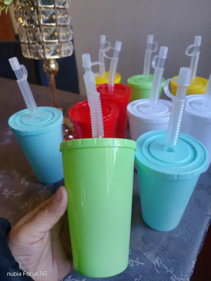 Vasos de plástico con tapa y bombilla - 3