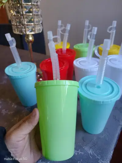 Vasos de plástico con tapa y bombilla - miniatura 3