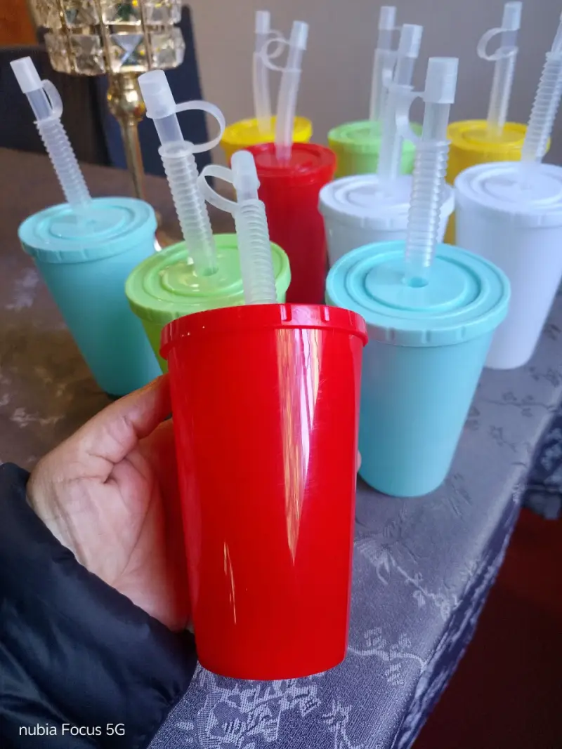 Vasos de plástico con tapa y bombilla - 4