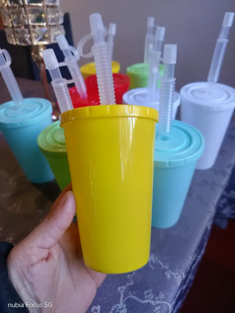 Vasos de plástico con tapa y bombilla - 5