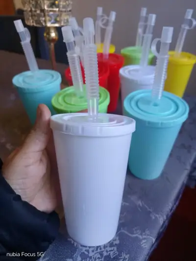 Vasos de plástico con tapa y bombilla - miniatura 6