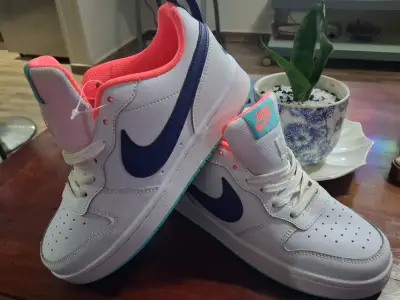Zapatillas blancas Nike modernas - miniatura 1