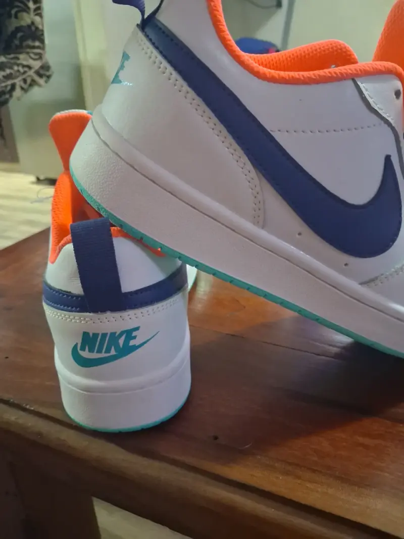 Zapatillas blancas Nike modernas - 2