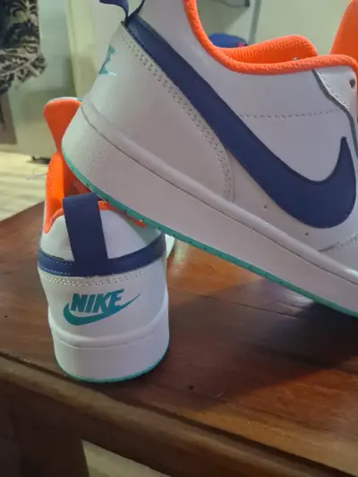 Zapatillas blancas Nike modernas - miniatura 2