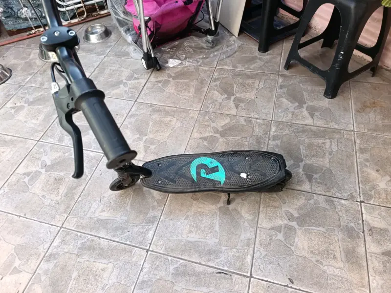 Scooter negro semi nuevo de niños