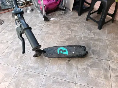 Scooter negro semi nuevo de niños - miniatura 1