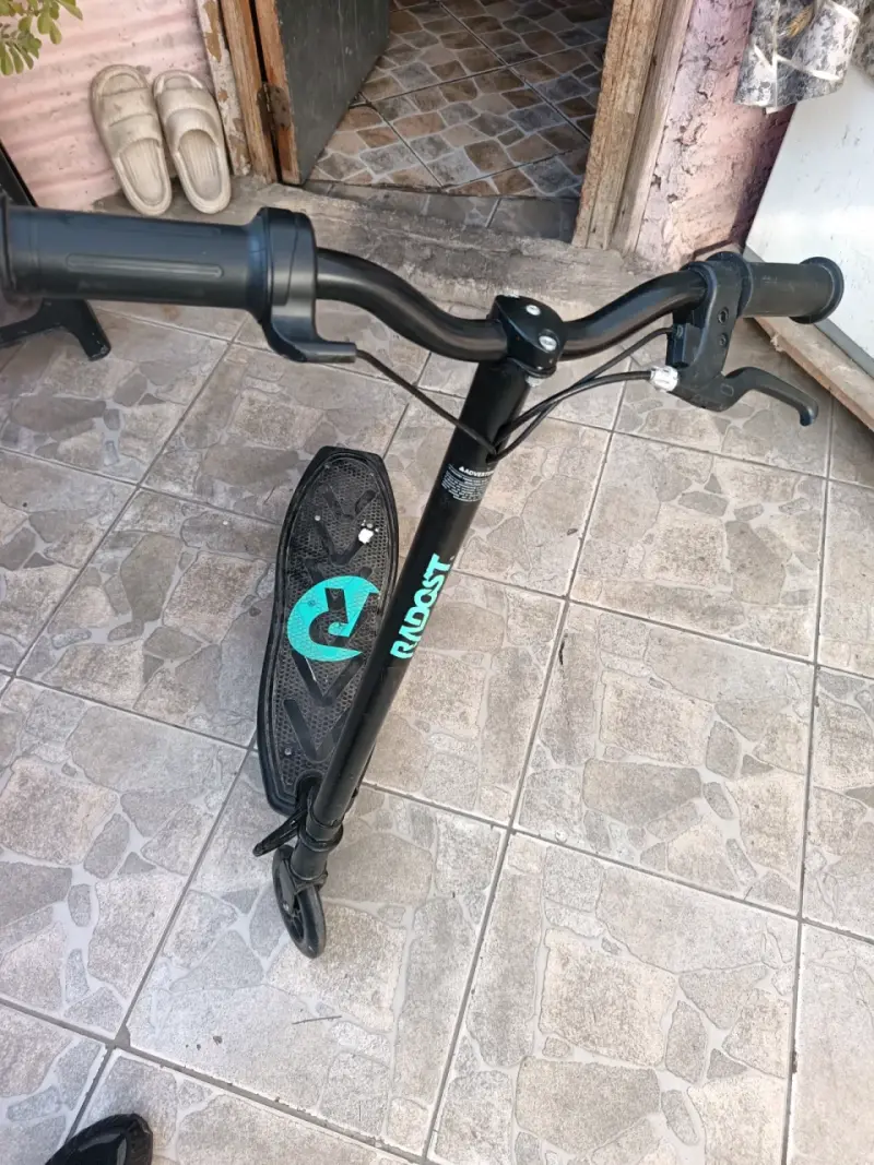 Scooter negro semi nuevo de niños - 2
