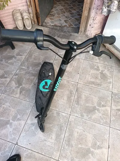 Scooter negro semi nuevo de niños - miniatura 2