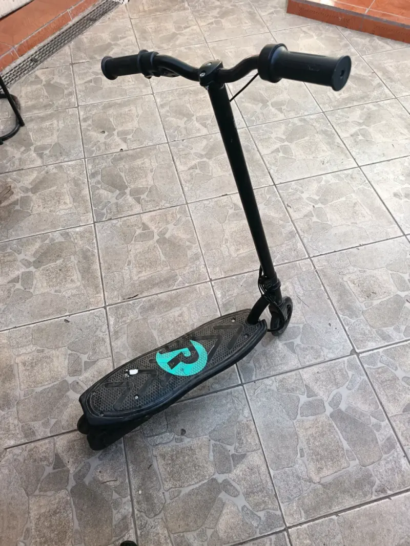 Scooter negro semi nuevo de niños - 3