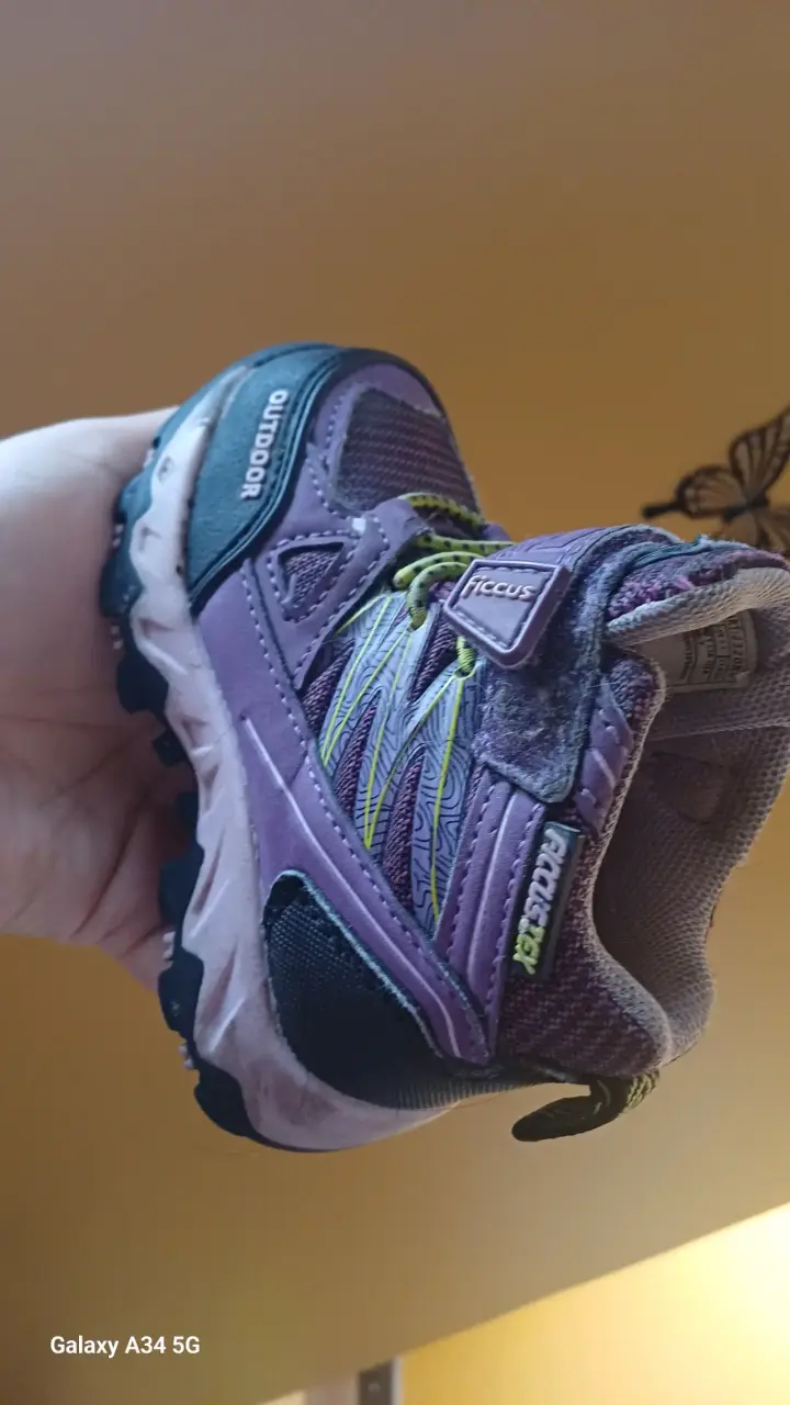 Zapatilla outdoor morada para niña