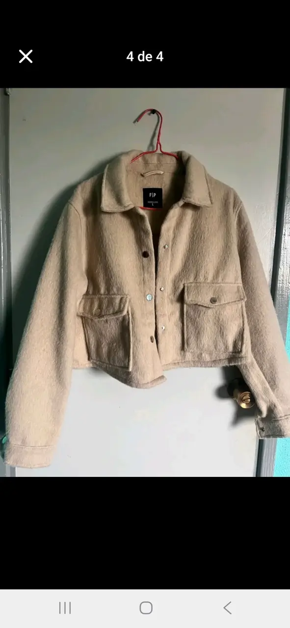 Chaqueta beige abotonada - 4
