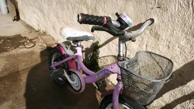 Bicicleta infantil rosa con canasto - miniatura 1