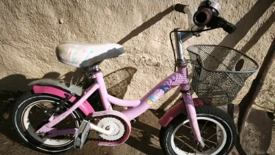 Bicicleta infantil rosa con canasto - miniatura 2