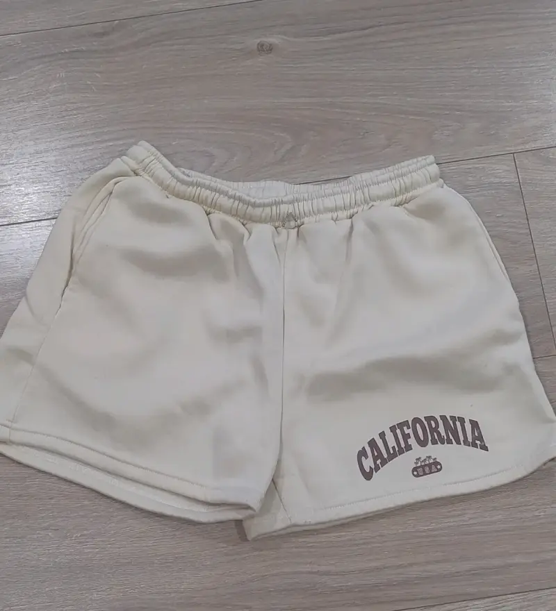 Short beige con logo 'California'