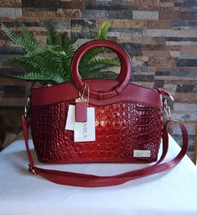 Cartera roja con textura croco - miniatura 1