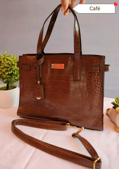 Cartera roja con textura croco - miniatura 2