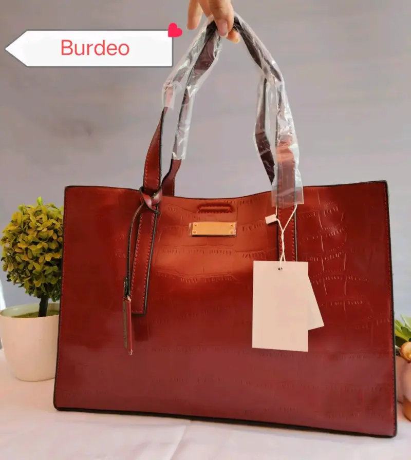 Cartera roja con textura croco - 3