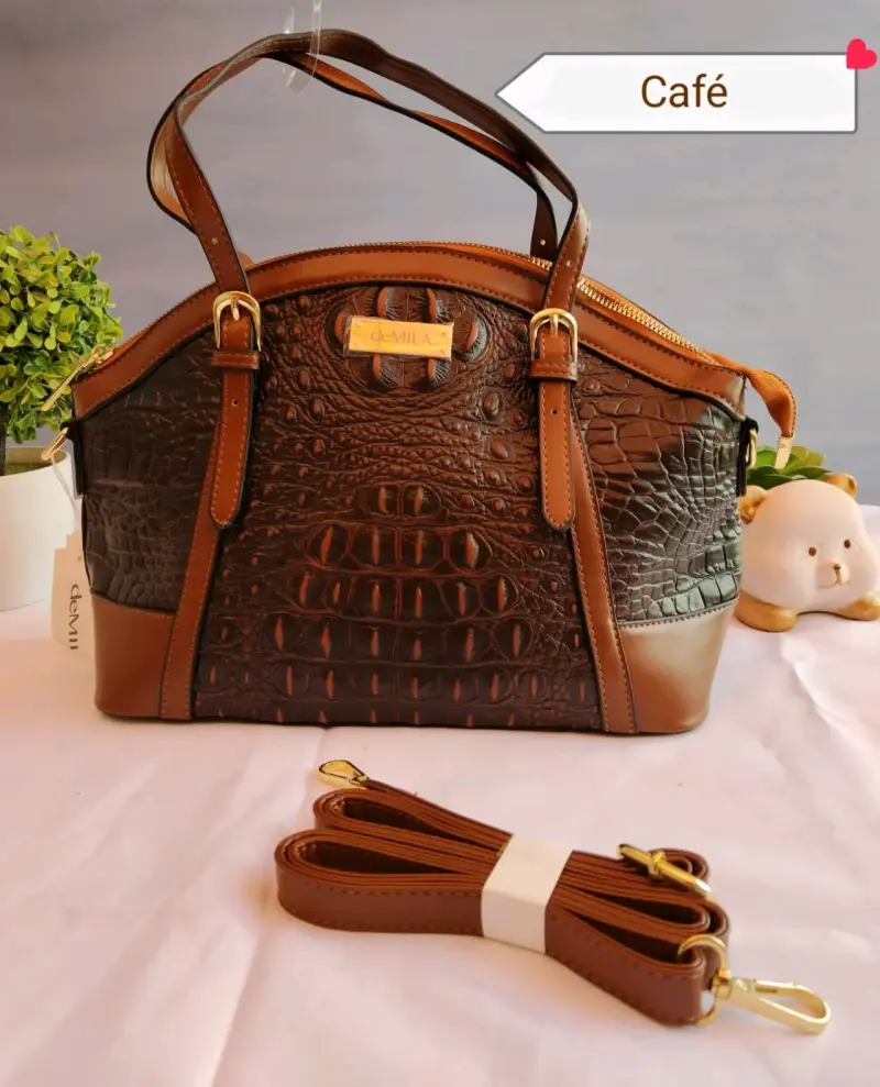 Cartera roja con textura croco - 5