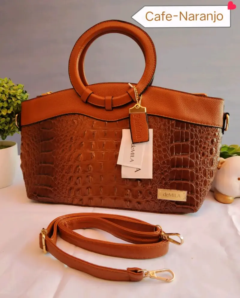 Cartera roja con textura croco - 6