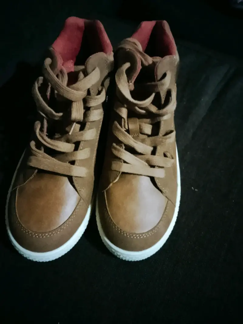 Zapatillas marrones con interior rojo