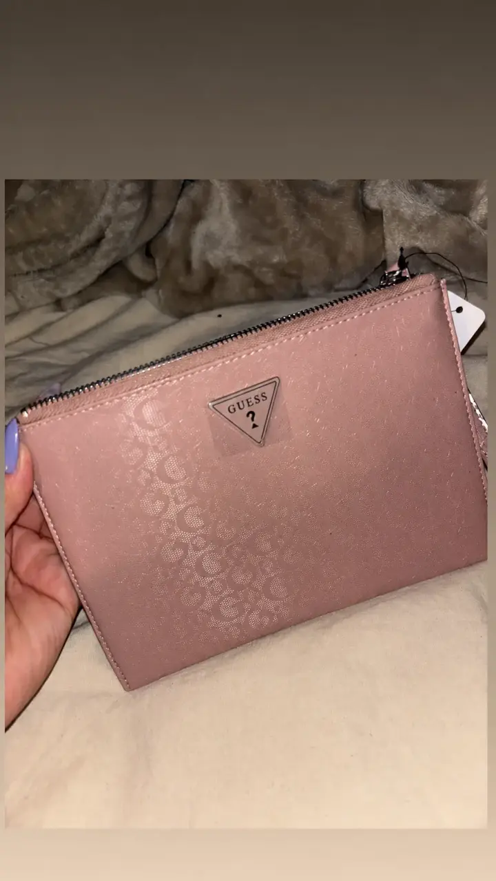Clutch rosa Guess con logo