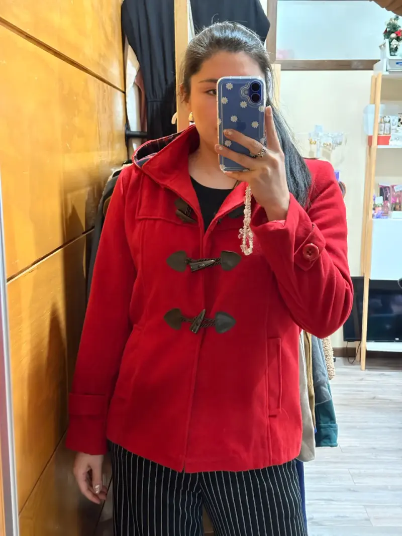 Abrigo rojo con capucha - 1