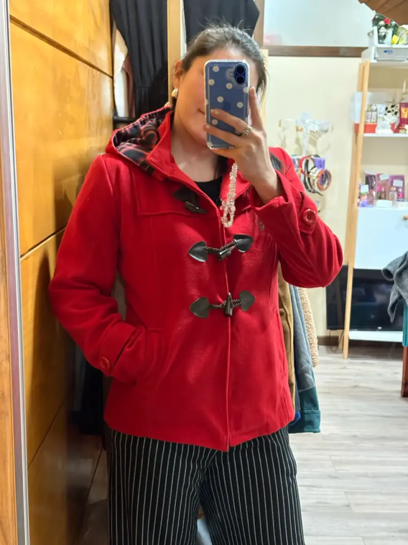 Abrigo rojo con capucha - 2