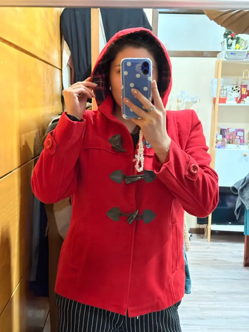 Abrigo rojo con capucha - 3