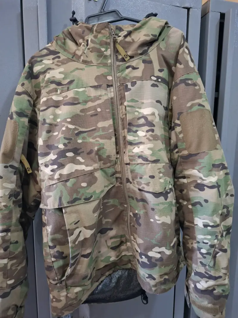 Chaqueta camuflada con capucha - 1