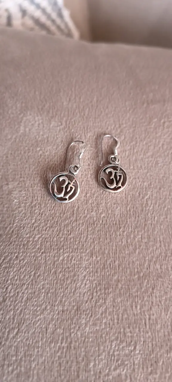 Aros de plata con diseño OM