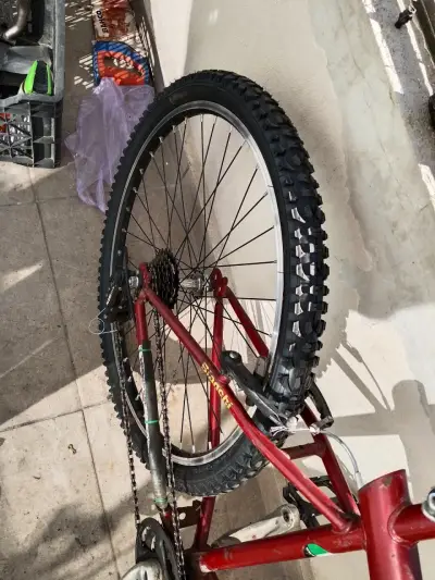 Bicicleta de montaña roja - miniatura 1