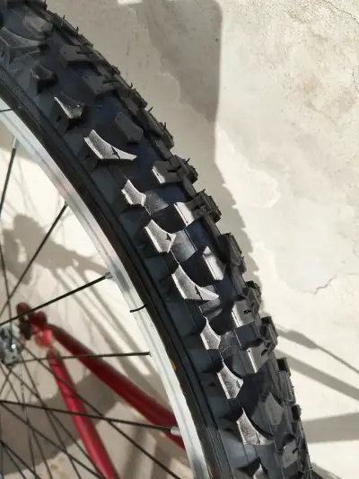 Bicicleta de montaña roja - miniatura 2