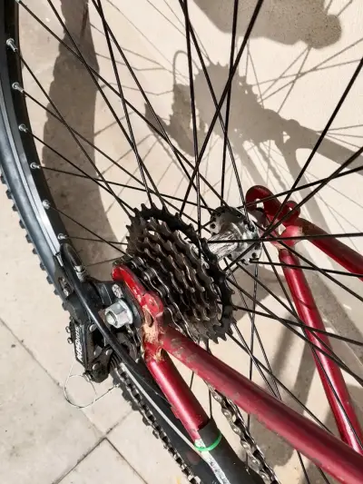 Bicicleta de montaña roja - miniatura 3