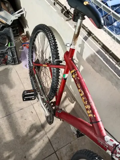 Bicicleta de montaña roja - miniatura 4