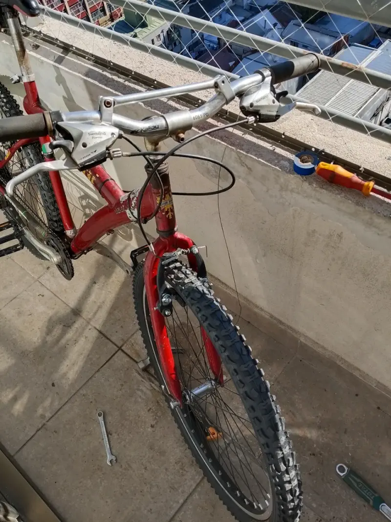 Bicicleta de montaña roja - 5