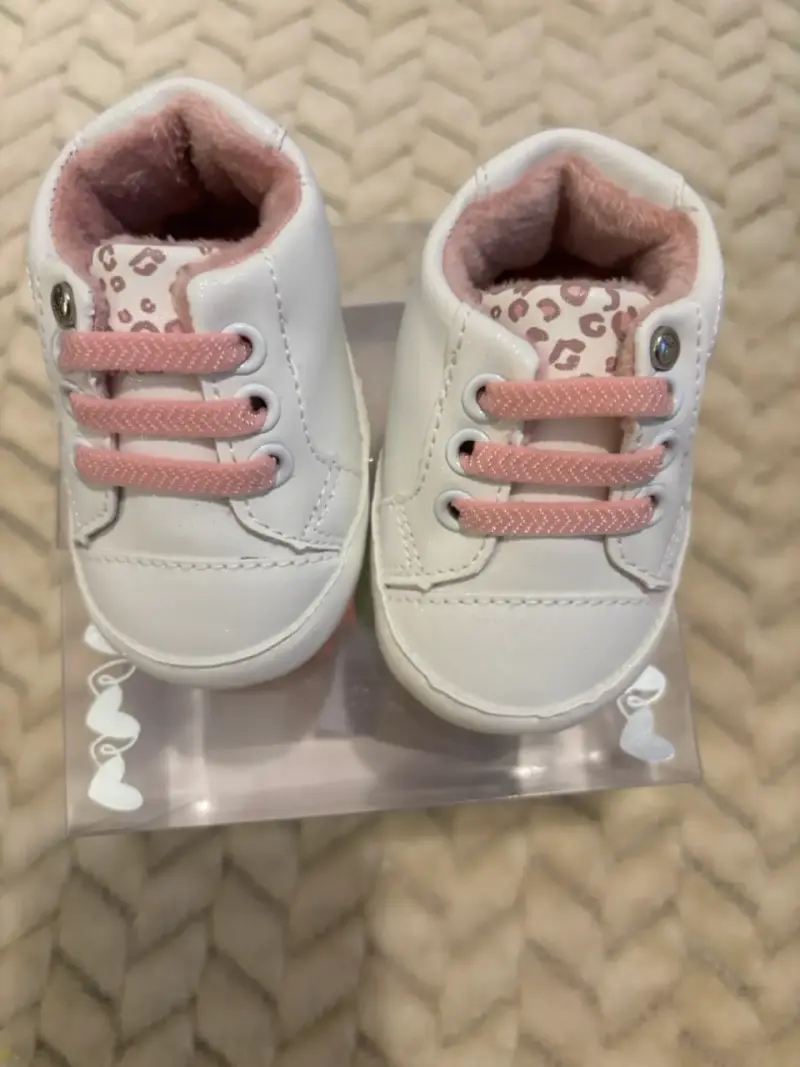 Zapatos de bebé blancos y rosados