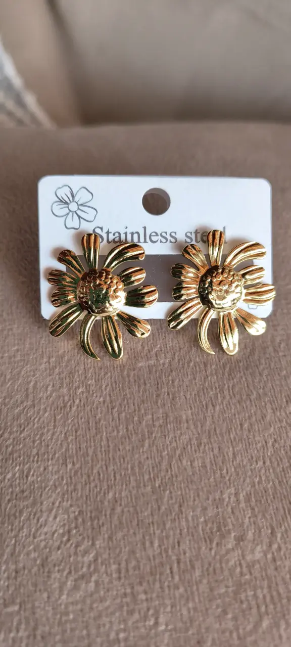 Aros dorados en forma de flor