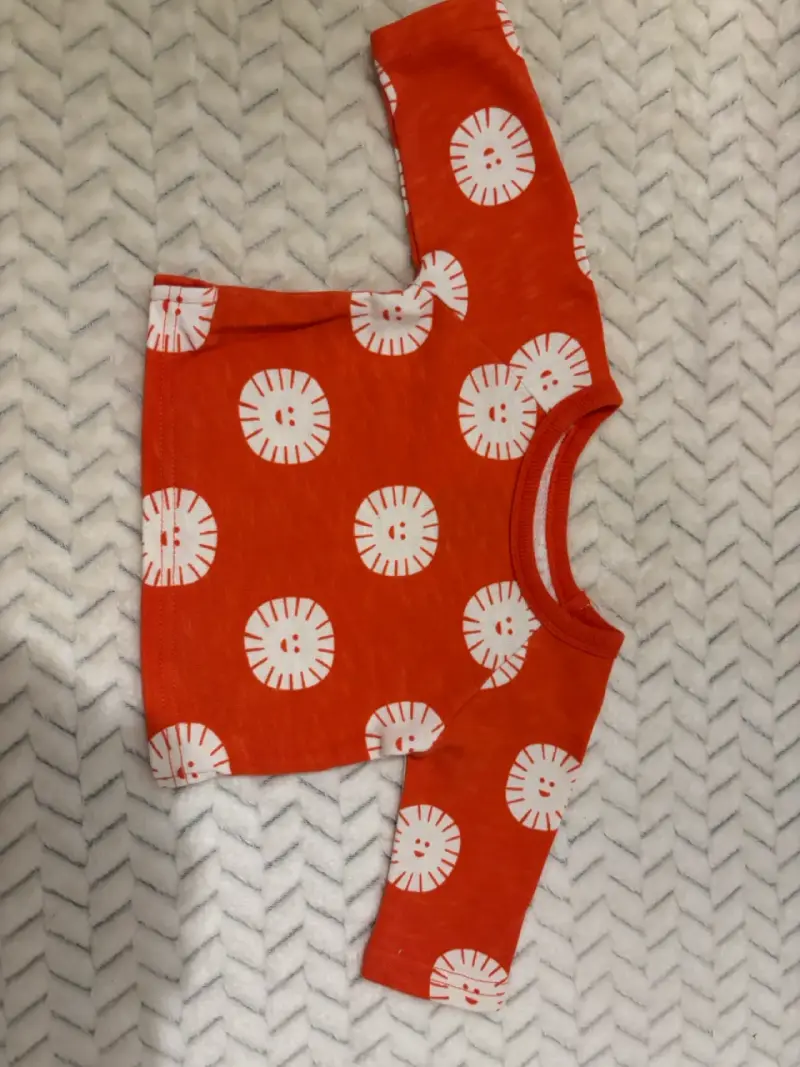 Body de bebé naranja con leones